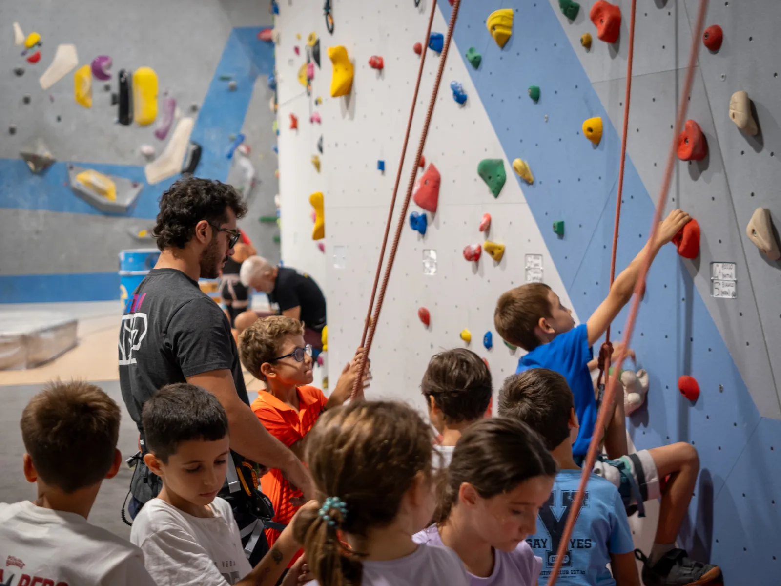 Istruttore con un gruppo di bambini durante il Corso del Sabato